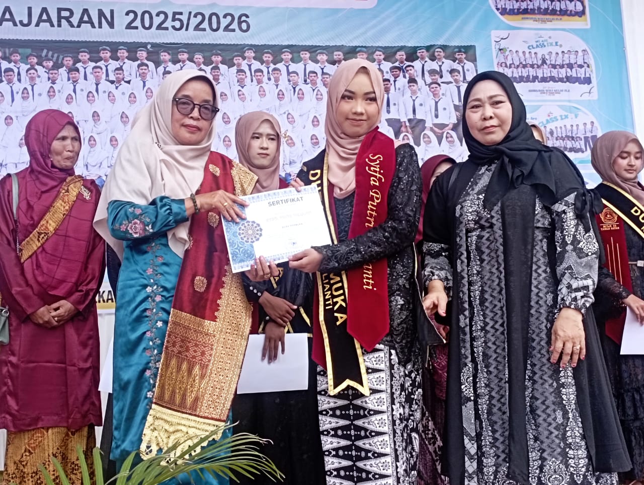  Kepala Sekolah MTsN Yuniarti memberikan sertifikat pada siswa berprestasi. (chandra antoni)